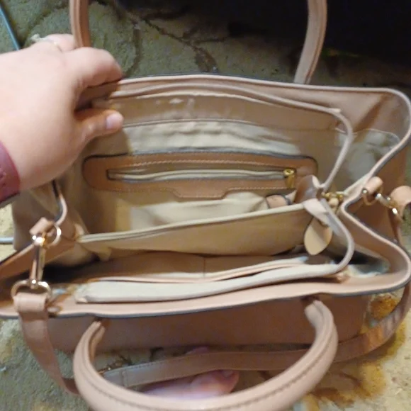 Can't find a name very nice pocket book looks alot like Kate Spades super clean - Picture 3 of 3